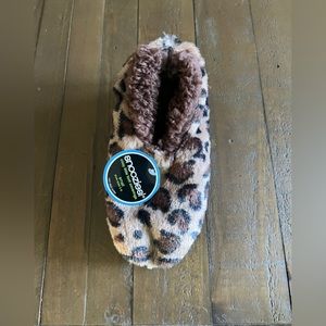 Snoozies Leopard slippers size 6